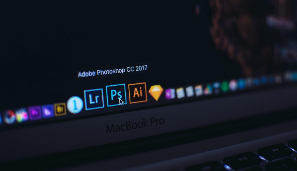 Pantalla de ordenador mostrando iconos de programas de Adobe